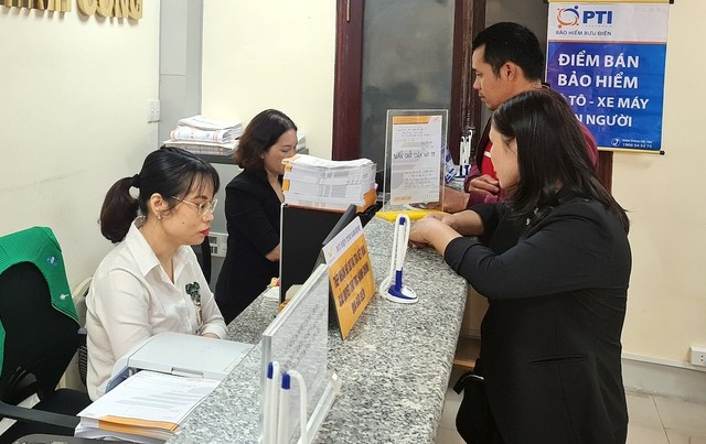 Công dân tới thực hiện các thủ tục tại Trung tâm hành chính công tỉnh Nam Định. Ảnh: BNĐ Công dân tới thực hiện các thủ tục tại Trung tâm hành chính công tỉnh Nam Định. Ảnh: BNĐ