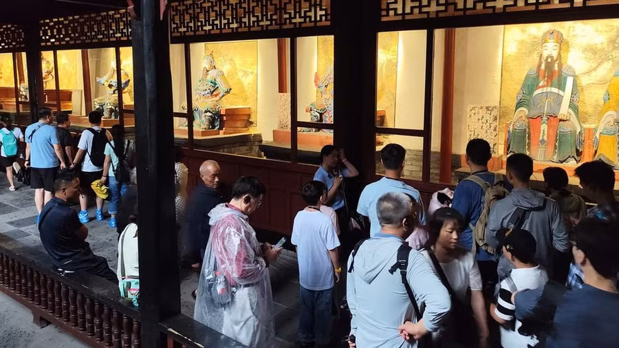 Du khách tham quan hành lang thờ bá quan văn võ triều Thục Hán