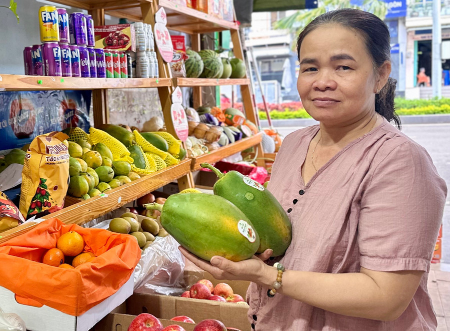 Bà Hồ Thị Mai, chủ Hoa Quả Sạch (21A Hai Bà Trưng, TP. Pleiku) giới thiệu về sản phẩm sạch đang được bán tại tiệm. Ảnh: K.N ba-ho-thi-mai-chu-hoa-qua-sach-21a-hai-ba-trung-tp-pleiku-gioi-thieu-ve-san-pham-sach-dang-duoc-ban-tai-tiem-anh-ha-duy.jpg