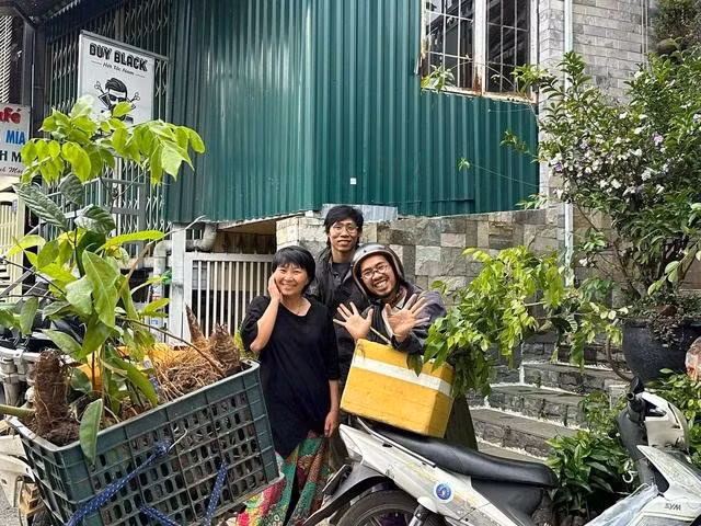 Chị Linh gửi tặng cây đi cho những chủ vườn ở khắp mọi nơi