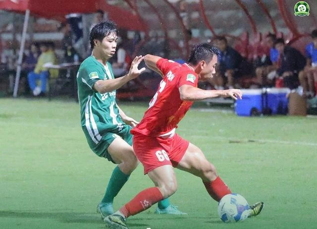 Công Phượng (áo xanh) trong màu áo CLB Bình Phước Công Phượng (áo xanh) trong màu áo CLB Bình Phước