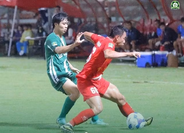 Công Phượng (áo xanh) trong màu áo CLB Bình Phước