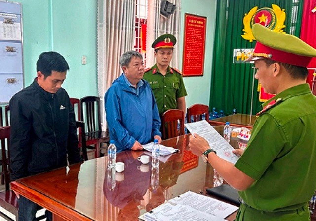 Ông Trần Ngọc Hiền (áo khoác xanh) nghe tống đạt lệnh bắt tạm giam vào khoảng 3 tháng trước về tội "thiếu trách nhiệm gây hậu quả nghiêm trọng". Ông Trần Ngọc Hiền (áo khoác xanh) nghe tống đạt lệnh bắt tạm giam vào khoảng 3 tháng trước về tội "thiếu trách nhiệm gây hậu quả nghiêm trọng".