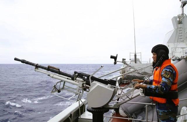 Xạ thủ súng máy hạng nặng 14,5mm trên tàu hộ vệ tên lửa