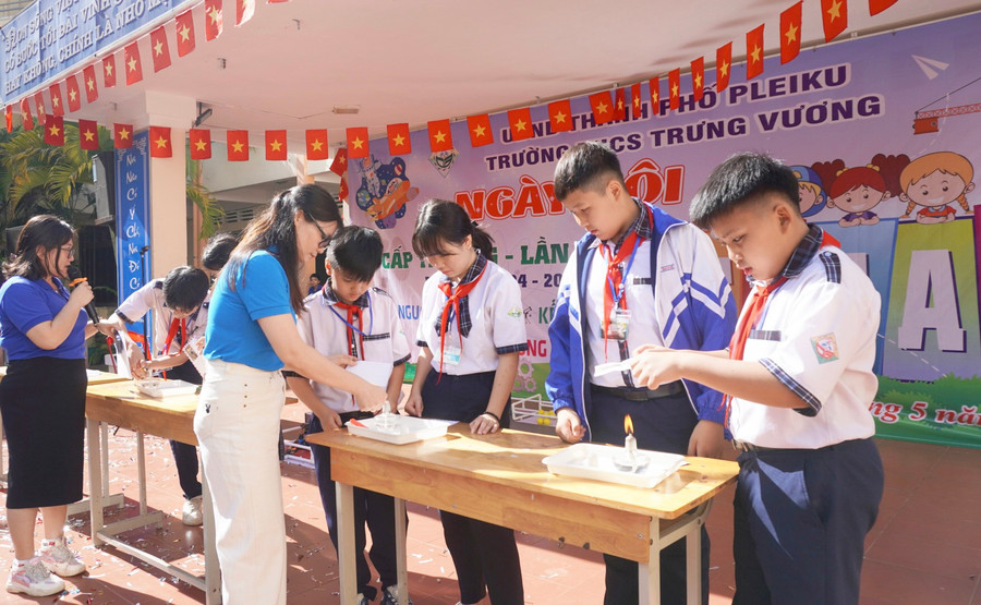 Ngoài các gian hàng STEAM, các bạn học sinh còn được trải nghiệm nhiều trò chơi hấp dẫn. Ảnh: C.H ngoai-cac-gian-hang-steam-cac-ban-hoc-sinh-con-duoc-trai-nghiem-nhieu-tro-choi-hap-dan-anh-chu-hang.jpg