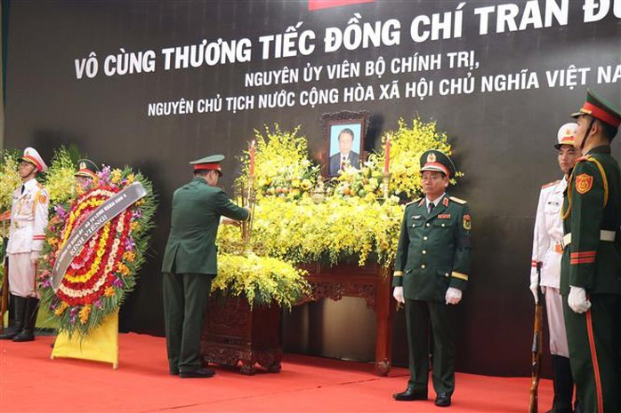Thiếu tướng Lê Ngọc Hải, Tư lệnh Quân khu V, thắp hương tưởng nhớ nguyên Chủ tịch nước Trần Đức Lương. Thiếu tướng Lê Ngọc Hải, Tư lệnh Quân khu V, thắp hương tưởng nhớ nguyên Chủ tịch nước Trần Đức Lương.