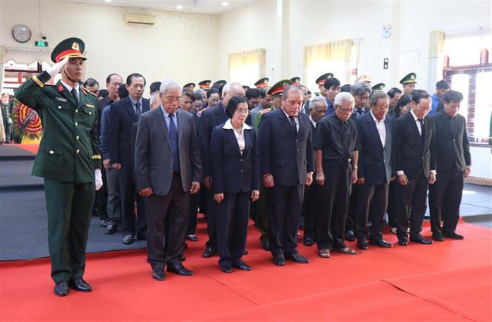 Đoàn Tỉnh ủy - UBND tỉnh Quảng Ngãi do ông Trần Hoàng Tuấn, Phó Chủ tịch Thường trực UBND tỉnh Quảng Ngãi, làm trưởng đoàn dâng vòng hoa viếng nguyên Chủ tịch nước Trần Đức Lương. Đoàn Tỉnh ủy - UBND tỉnh Quảng Ngãi do ông Trần Hoàng Tuấn, Phó Chủ tịch Thường trực UBND tỉnh Quảng Ngãi, làm trưởng đoàn dâng vòng hoa viếng nguyên Chủ tịch nước Trần Đức Lương.