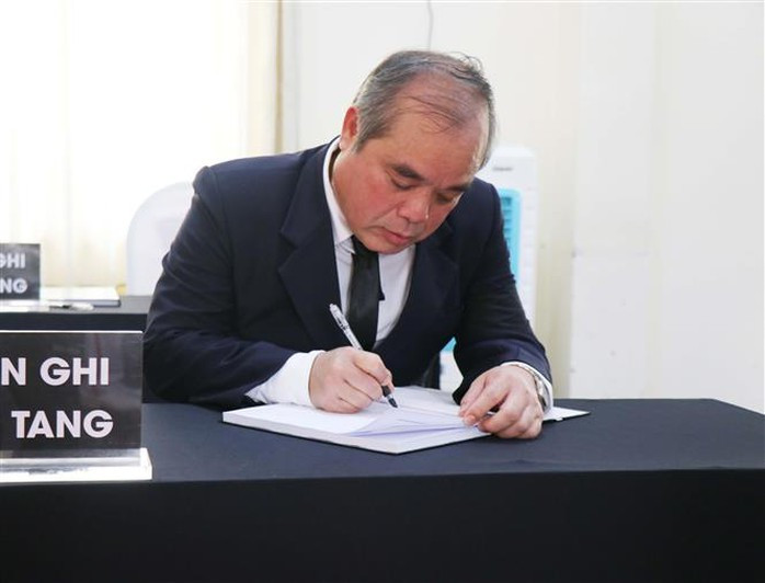 Ông Trần Hoàng Tuấn, Phó Chủ tịch Thường trực UBND tỉnh Quảng Ngãi, ghi sổ tang: "Vô cùng thương tiếc đồng chí Trần Đức Lương, nguyên Ủy viên Bộ Chính trị, nguyên Chủ tịch nước Cộng hòa xã hội chủ nghĩa Việt Nam - Người chiến sĩ cộng sản trung kiên, suốt đời cống hiến cho sự nghiệp cách mạng của Đảng, của dân tộc Việt Nam. Người con ưu tú của quê hương Quảng Ngãi anh hùng...". Ông Trần Hoàng Tuấn, Phó Chủ tịch Thường trực UBND tỉnh Quảng Ngãi, ghi sổ tang: "Vô cùng thương tiếc đồng chí Trần Đức Lương, nguyên Ủy viên Bộ Chính trị, nguyên Chủ tịch nước Cộng hòa xã hội chủ nghĩa Việt Nam - Người chiến sĩ cộng sản trung kiên, suốt đời cống hiến cho sự nghiệp cách mạng của Đảng, của dân tộc Việt Nam. Người con ưu tú của quê hương Quảng Ngãi anh hùng...".