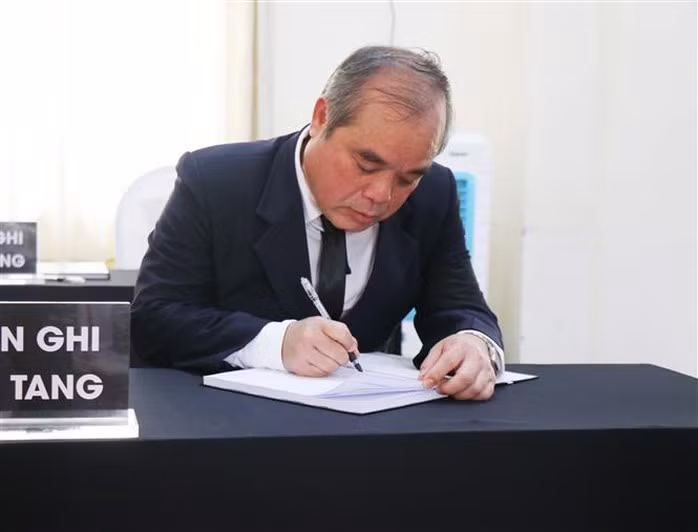 Ông Trần Hoàng Tuấn, Phó Chủ tịch Thường trực UBND tỉnh Quảng Ngãi, ghi sổ tang: "Vô cùng thương tiếc đồng chí Trần Đức Lương, nguyên Ủy viên Bộ Chính trị, nguyên Chủ tịch nước Cộng hòa xã hội chủ nghĩa Việt Nam - Người chiến sĩ cộng sản trung kiên, suốt đời cống hiến cho sự nghiệp cách mạng của Đảng, của dân tộc Việt Nam. Người con ưu tú của quê hương Quảng Ngãi anh hùng...".