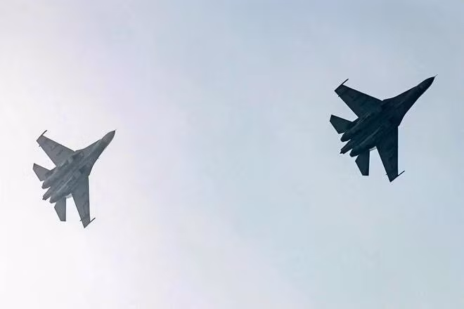 Ở lần thứ hai, những chiếc tiêm kích Su-30MK2 tiếp tục thể hiện nhiều kỹ thuật bay khó hơn