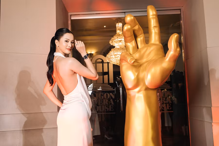 Á hậu Hương Ly quyến rũ với thiết kế váy trắng, khoét sâu ở phần vai và ngực