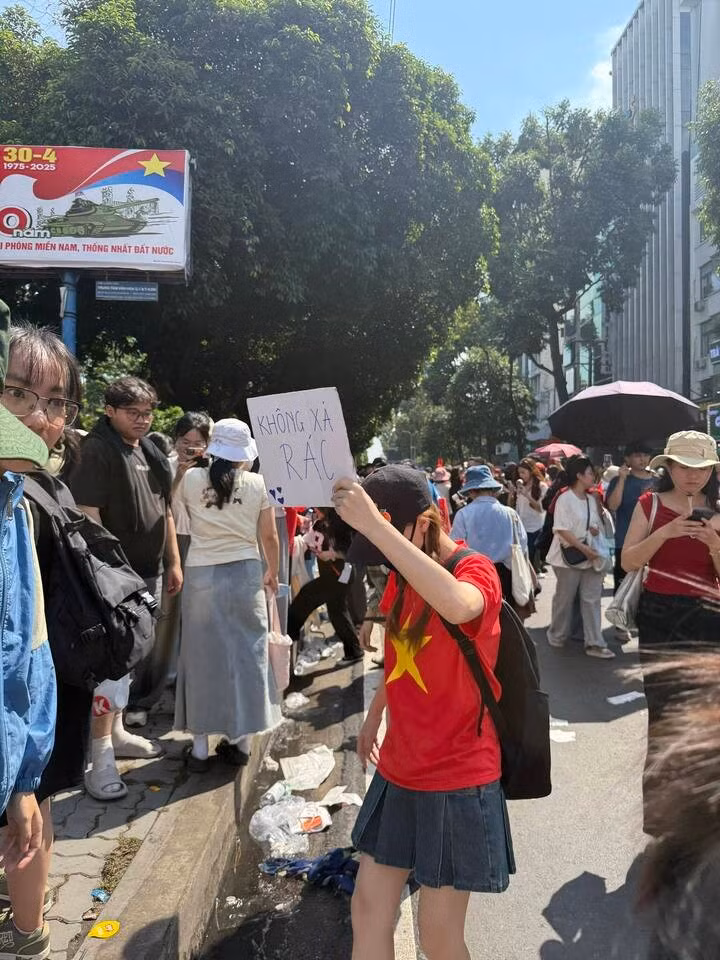 Ca sỹ Hòa Minzy cùng người dân dọn rác sau lễ tổng duyệt diễu binh, diễu hành. (Ảnh: Hòa Minzy)