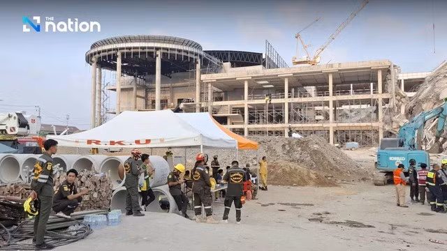 Các đội cứu hộ Thái Lan đang chạy đua với thời gian để cứu những người còn mắc kẹt dưới đống đổ nát. Ảnh: The Nation