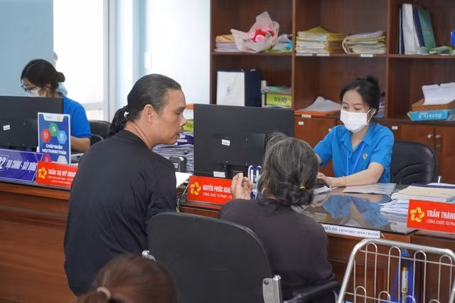 Những người đang trong thời gian mang thai, nghỉ thai sản, đang nuôi con dưới 36 tháng tuổi chưa thuộc diện tinh giản biên chế (Ảnh minh họa)