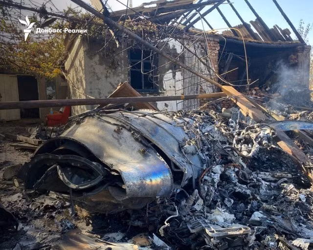 Ảnh được cho là mảnh vỡ của chiếc UAV tàng hình Okhotnik bị bắn hạ ở thị trấn Chasiv Yar - miền Đông Ukraine hôm 5-10. Ảnh: Reddit