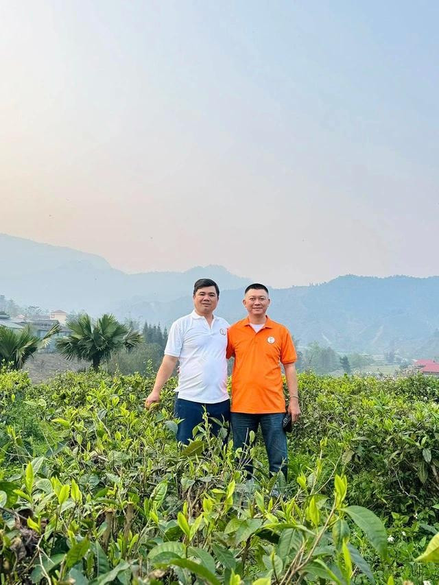 Anh Phạm Quang Thận (áo trắng), người gây dựng vùng trà hữu cơ cùng cư dân Bản Liền Anh Phạm Quang Thận (áo trắng), người gây dựng vùng trà hữu cơ cùng cư dân Bản Liền