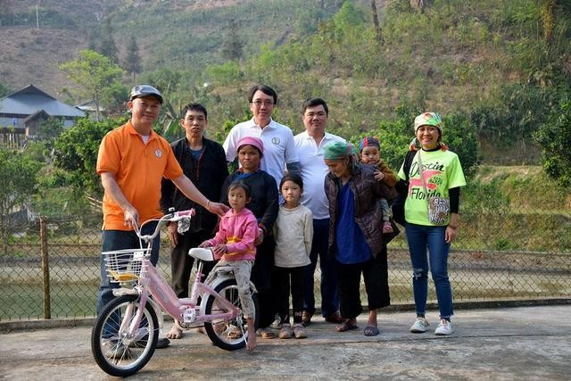 Cháu Lâm Bảo Hân nhận chiếc xe đạp mơ ước từ nhóm Uống trà đi Cháu Lâm Bảo Hân nhận chiếc xe đạp mơ ước từ nhóm Uống trà đi