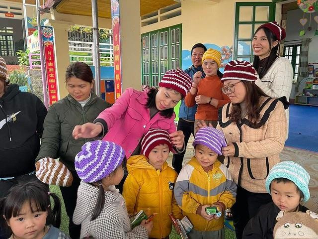 Cô trò trẻ mẫu giáo ở Bản Liền vui với những chiếc mũ len do dì Năm đan tặng Cô trò trẻ mẫu giáo ở Bản Liền vui với những chiếc mũ len do dì Năm đan tặng