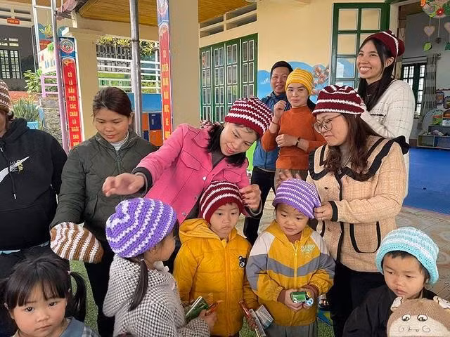 Cô trò trẻ mẫu giáo ở Bản Liền vui với những chiếc mũ len do dì Năm đan tặng