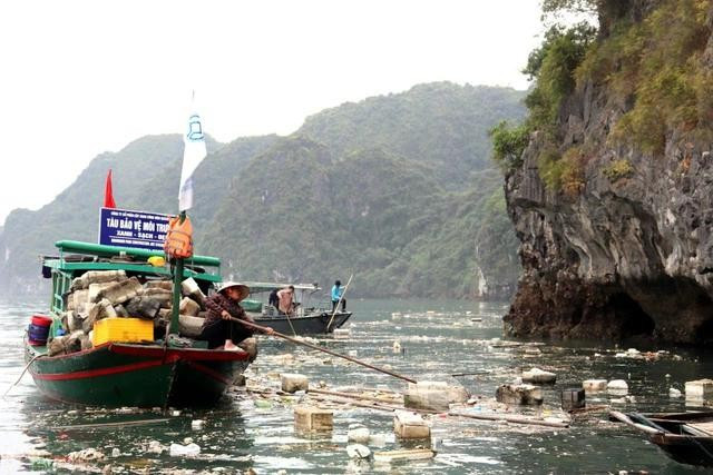 Nhiều năm qua, để bảo vệ môi trường di sản vịnh Hạ Long, các lực lượng chức năng huy động hàng nghìn lượt người ra biển dọn rác bằng phương pháp thủ công Nhiều năm qua, để bảo vệ môi trường di sản vịnh Hạ Long, các lực lượng chức năng huy động hàng nghìn lượt người ra biển dọn rác bằng phương pháp thủ công