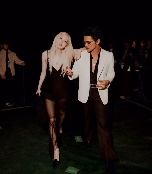 Màn kết hợp của Rosé với chủ nhân 15 giải Grammy - Bruno Mars đã giúp nữ ca sĩ có bản hit để đời trong sự nghiệp