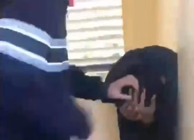 Nam sinh lớp 7 co ro khi bị đánh tới tấp