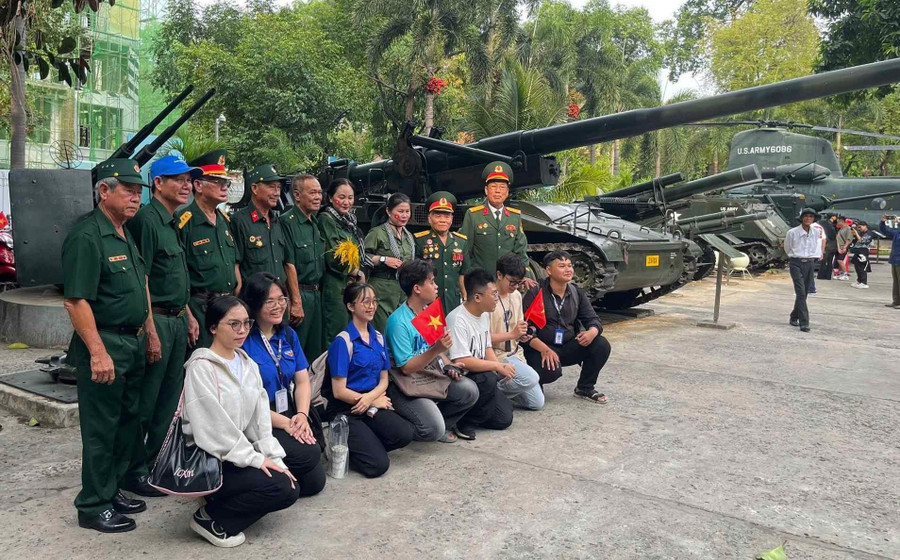 التقط صورة مع الجنود. Chụp ảnh chung với các bác bộ đội.