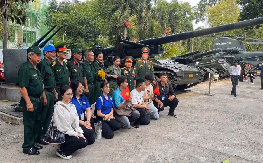 Chụp ảnh chung với các bác bộ đội.