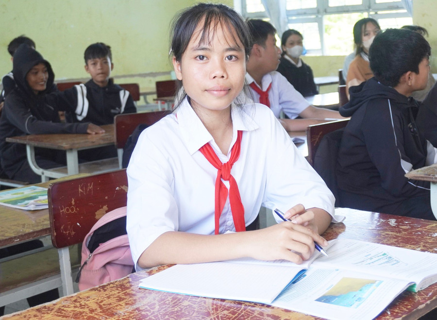 Em Ksor H’Loan vẫn hàng ngày âm thầm nuôi dưỡng ước mơ với con chữ. Ảnh: C.H chan-dung-nu-sinh-jrai-hieu-hoc-ksor-hloan-anh-chu-hang.jpg