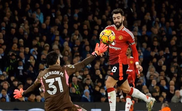 Bruno Fernandes ghi bàn vào lưới Man City ở lượt đi