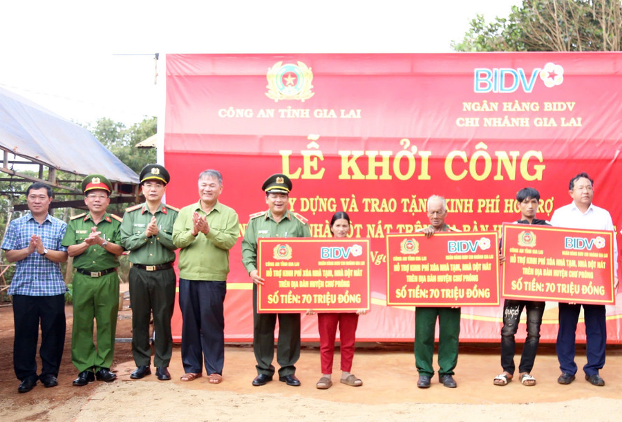 Lãnh đạo Công an tỉnh trao kinh phí hỗ trợ xóa nhà tạm, nhà dột nát cho các gia đình trên địa bàn tỉnh. Ảnh: Lê Ánh 1-7153.jpg