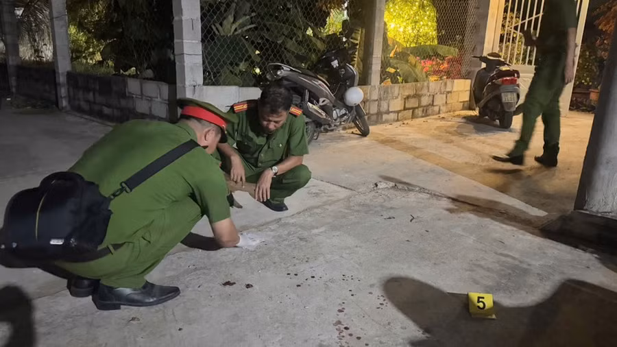 Cơ quan chức năng khám nghiệm hiện trường vụ án mạng