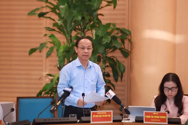 Phó giám Sở GD-ĐT Hà Nội Nguyễn Quang Tuấn trả lời báo chí