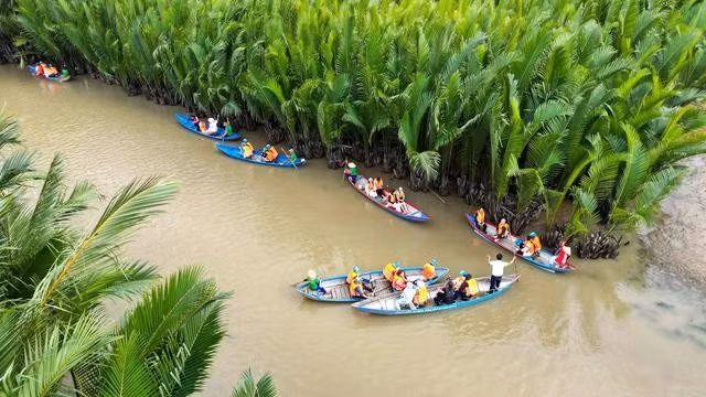 Du khách tham quan rừng dừa nước trên dòng Kinh Giang