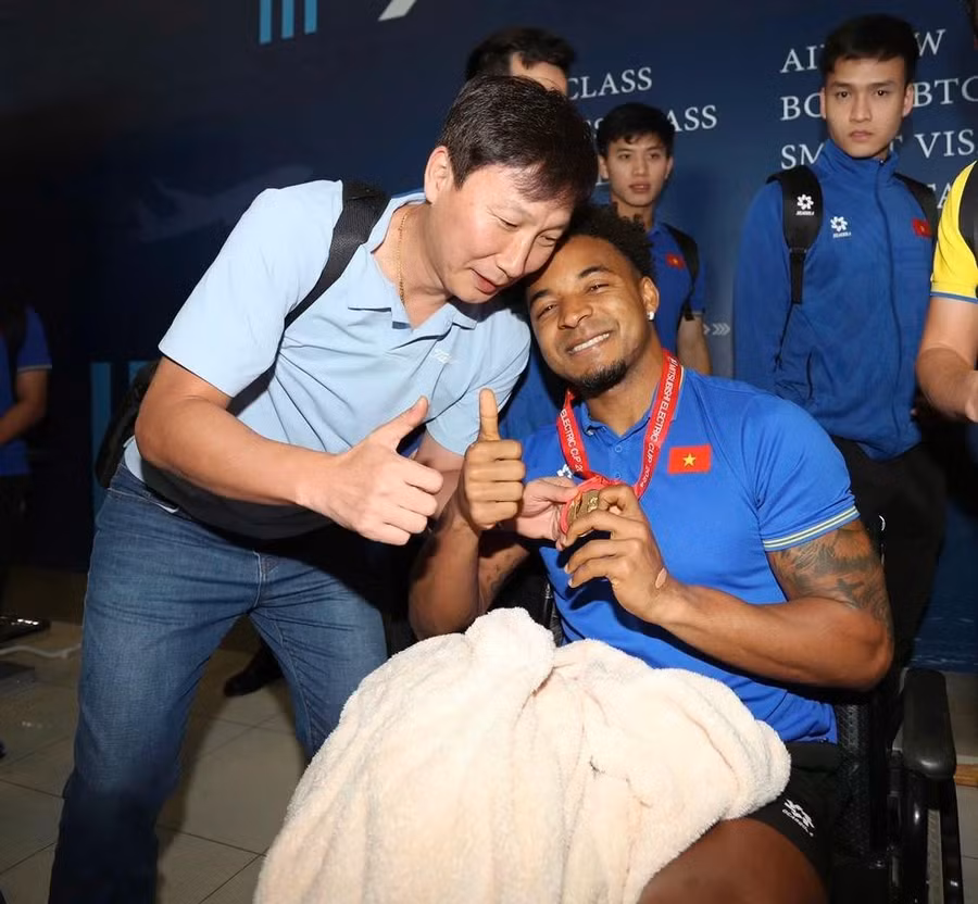 HLV Kim Sang-sik và Xuân Son tại sân bay Thái Lan. Anh bị chấn thương nặng sắp phải phẫu thuật