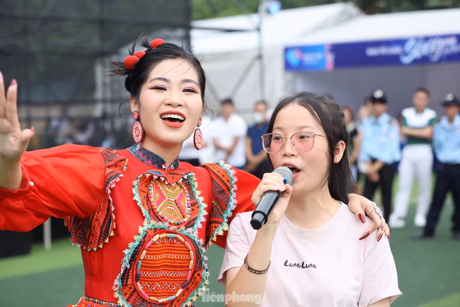 Hà Myo tạo nên sự phá cách độc đáo khi kết hợp đan xen giữa truyền thống và hiện đại. Tiết mục càng sôi động hơn qua phần trình diễn của nữ ca sĩ và dàn vũ công. Khán giả tại sân vận động ĐH Sư phạm Hà Nội tại Ngày thẻ Việt Nam 2023 cũng hào hứng khoe giọng cùng nữ ca sĩ.