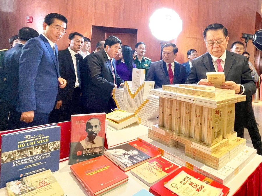 Các đại biểu tham quan, tìm hiểu về những tác phẩm đạt giải thưởng Sáng tác, quảng bá tác phẩm văn học, nghệ thuật, báo chí về chủ đề học và làm theo Bác. Ảnh: Minh Phương cac-dai-bieu-tham-quan-tim-hieu-ve-nhung-tac-pham-dat-giai-thuong-sang-tac-quang-ba-tac-pham-van-hoc-nghe-thuat-bao-chi-ve-chu-de-hoc-va-lam-theo-bac-anh-minh-phuong.jpg