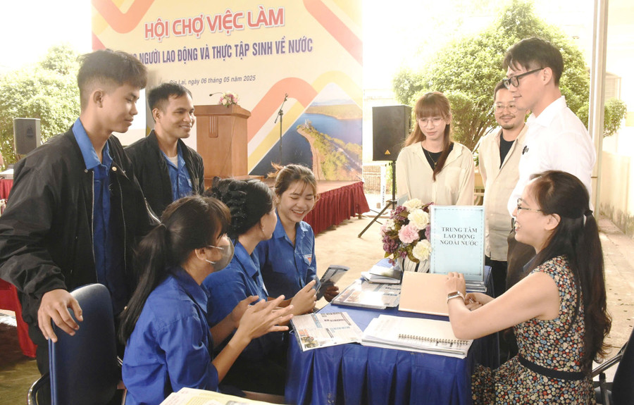 Doanh nghiệp Nhật Bản và cán bộ Trung tâm Lao động ngoài nước tư vấn, phỏng vấn người lao động và thực tập sinh về nước tại Hội chợ việc làm. Ảnh: Đinh Yến 1-7152.jpg