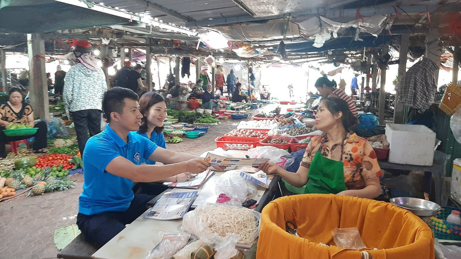 Nhân viên BHXH tuyên truyền các chủ hộ kinh doanh nhỏ lẻ tham gia BHXH tự nguyện. Ảnh N.LONG. Nguồn PLO nhan-vien-bhxh-tuyen-truyen-cac-chu-ho-kinh-doanh-nho-le-tham-gia-bhxh-tu-nguyen-anh-nlong-nguon-plo.jpg