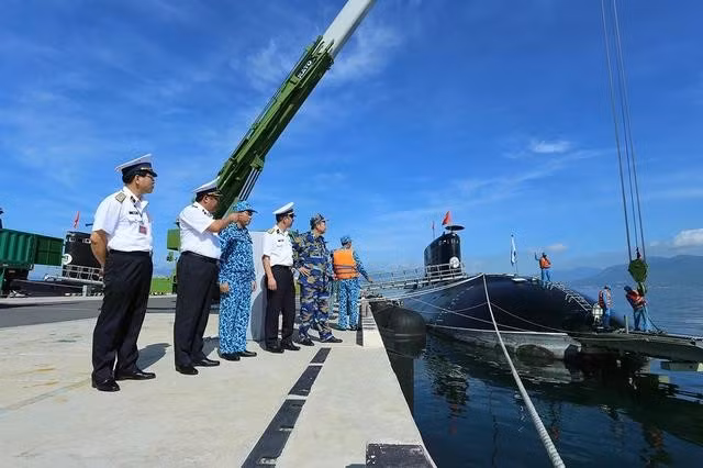 Thủ trưởng Quân chủng Hải quân kiểm tra quá trình nạp ngư lôi cho tàu ngầm