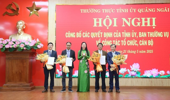 Bí thư Tỉnh ủy Quảng Ngãi Bùi Thị Quỳnh Vân trao các Quyết định của Ban Thường vụ Tỉnh ủy cho các Phó Tổng Biên tập Báo Quảng Ngãi sau sáp nhập. Bí thư Tỉnh ủy Quảng Ngãi Bùi Thị Quỳnh Vân trao các Quyết định của Ban Thường vụ Tỉnh ủy cho các Phó Tổng Biên tập Báo Quảng Ngãi sau sáp nhập.