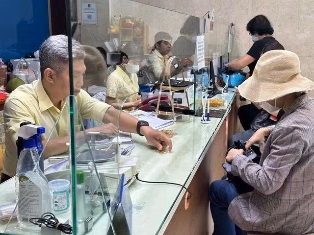 Khách bán 10 lượng vàng chốt lời khi giá tăng lên kỷ lục