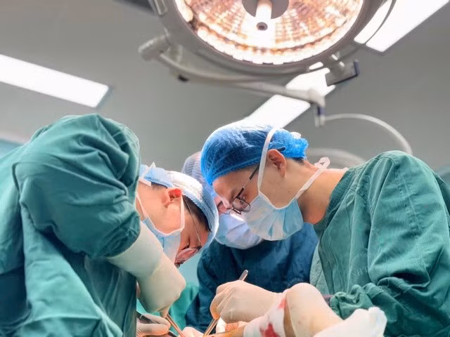 Vết thương không liền, chảy dịch sau 1 năm bị chó cắn. Ảnh: Đặng Thanh