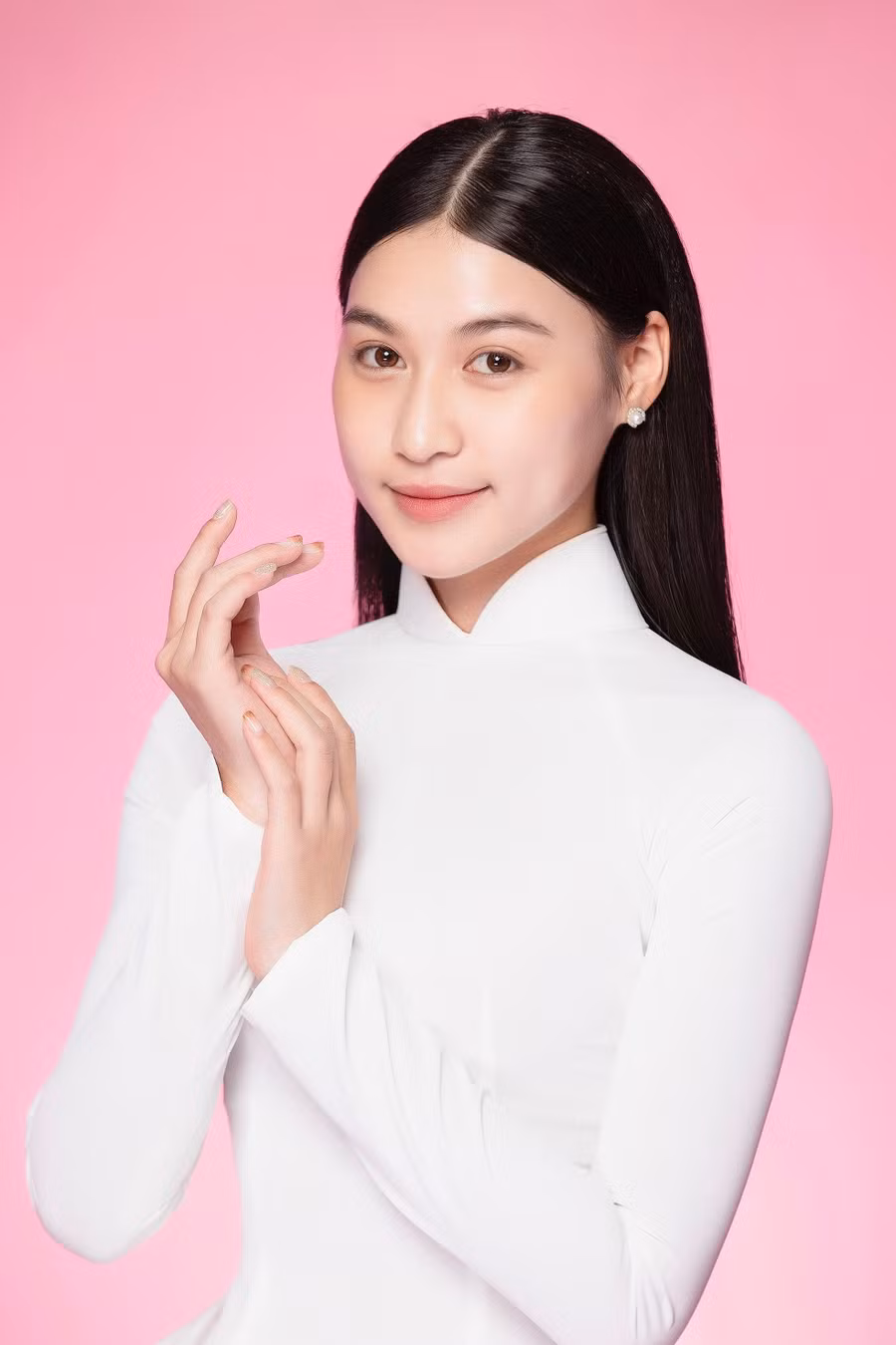 Thí sinh Nguyễn Đỗ Vũ Yến sinh năm 2004, đến từ Tiền Giang, sinh viên Đại học Nguyễn Tất Thành. Cô ước mơ trở thành biên tập viên tại một đài truyền hình. Thí sinh Phạm Thị Thanh Xuân sinh năm 2005, đến từ Huế, sinh viên Đại học Kinh tế - Đại học Đà Nẵng. Cô từng giành danh hiệu Người đẹp Dạ hội cuộc thi Phụ nữ Tài năng - Duyên dáng của Hội liên hiệp Phụ nữ Thành phố Đà Nẵng, Top 12 cuộc thi Miss&amp;Mr UD - Đại học Đà Nẵng.