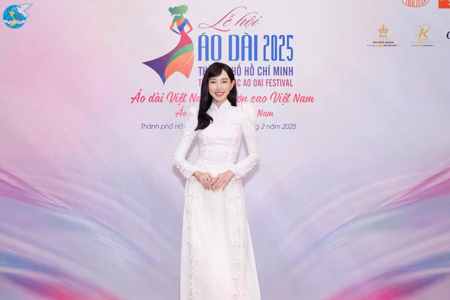 Hoa hậu Thùy Tiên xinh đẹp rạng rỡ khi mặc áo dài tham dự sự kiện
