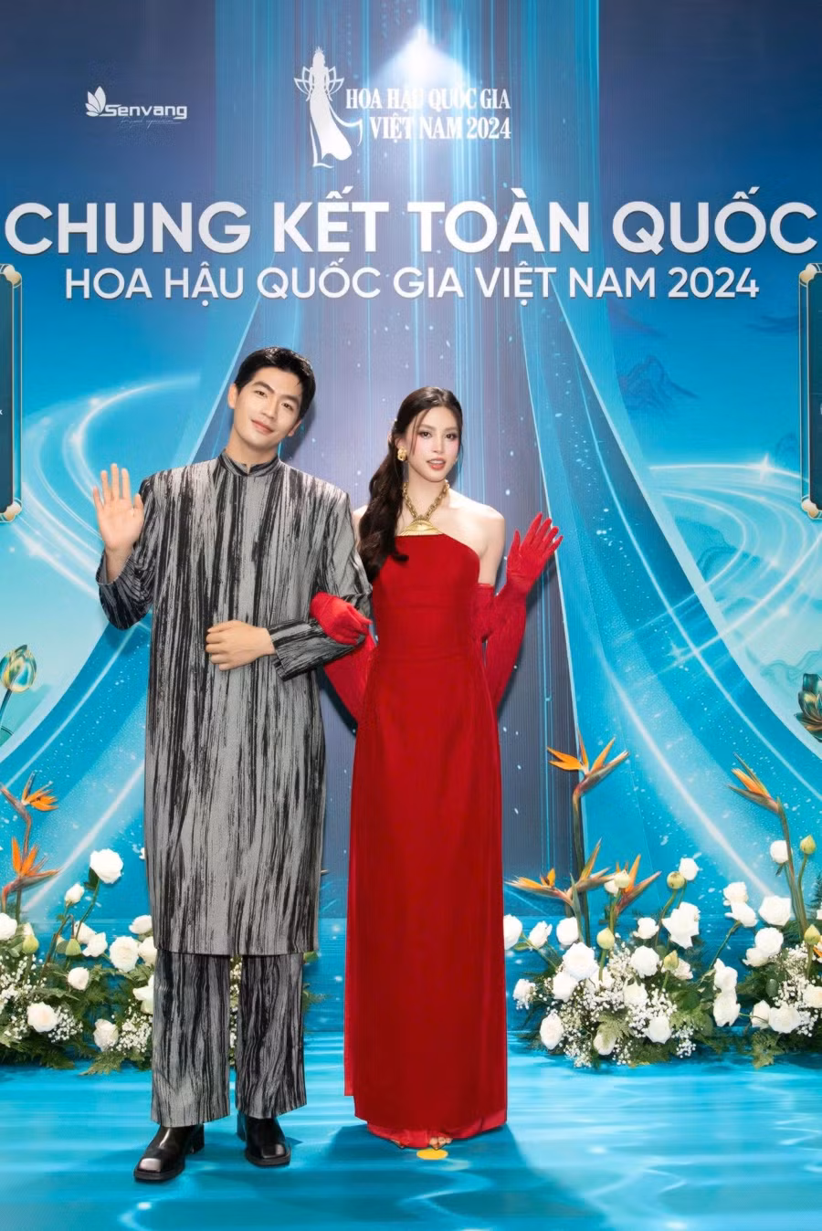 Tiểu Vy khoe vai trần gợi cảm khi xuất hiện tại đêm chung kết Hoa hậu Quốc gia Việt Nam 2024. Tại sự kiện, cô có dịp hội ngộ diễn viên Quốc Anh trên thảm đỏ. Cả hai có dịp hợp tác trong phim điện ảnh Bộ tứ báo thủ, dự kiện ra mắt vào dịp tết