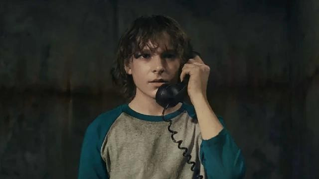 Phim kinh dị, siêu nhiên đen tối The Black Phone ra mắt năm 2021 gây ấn tượng nhờ kịch bản lôi cuốn, thông minh và màn diễn xuất nhập vai của tài tử Ethan Hawke trong vai kẻ bắt cóc, giết trẻ em hàng loạt. Đạo diễn Scott Derrickson tái xuất với The Black Phone 2, tài tử Ethan Hawke cũng trở lại đóng vai kẻ sát nhân hàng loạt. Phim dự kiến ra rạp ngày 17.10