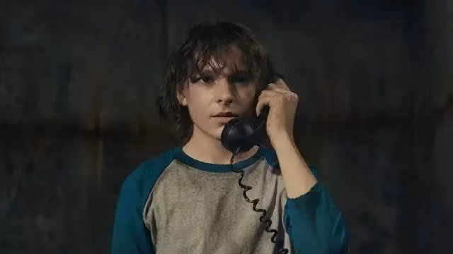 Phim kinh dị, siêu nhiên đen tối The Black Phone ra mắt năm 2021 gây ấn tượng nhờ kịch bản lôi cuốn, thông minh và màn diễn xuất nhập vai của tài tử Ethan Hawke trong vai kẻ bắt cóc, giết trẻ em hàng loạt. Đạo diễn Scott Derrickson tái xuất với The Black Phone 2, tài tử Ethan Hawke cũng trở lại đóng vai kẻ sát nhân hàng loạt. Phim dự kiến ra rạp ngày 17.10