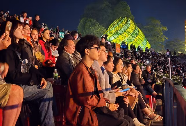 Trong đó, không ít các bạn trẻ đã có mặt từ sớm để được hòa mình vào buổi lễ trọng đại của tỉnh trong dịp kỷ niệm 50 năm giải phóng tỉnh Lâm Đồng. "Đây là dịp để thế hệ trẻ Lâm Đồng hiểu rõ hơn về lịch sử tỉnh nhà; trân trọng những hy sinh, cống hiến của thế hệ cha anh đi trước để cố gắng hơn nữa trong học tập và làm việc đóng góp vào sự phát triển trong tương lai của Lâm Đồng", bạn Trần Anh Khoa, hiện sống ở phường 3, TP Đà Lạt chia sẻ.