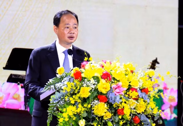 Ông Trần Hồng Thái, Chủ tịch UBND tỉnh Lâm Đồng, đã ôn lại những trang sử hào hùng của Đảng bộ, quân và dân tỉnh Lâm Đồng qua các thời kỳ đấu tranh cách mạng. Sau 50 năm, Lâm Đồng ngày nay đã đạt được những thành tựu to lớn. "Ngày 31-3-2025, UBND tỉnh đã phê duyệt đầu tư dự án cao tốc Bảo Lộc - Liên Khương, góp phần hiện thực hóa giấc mơ kết nối Lâm Đồng với cả nước tạo động lực phát triển mạnh mẽ trong tương lai.